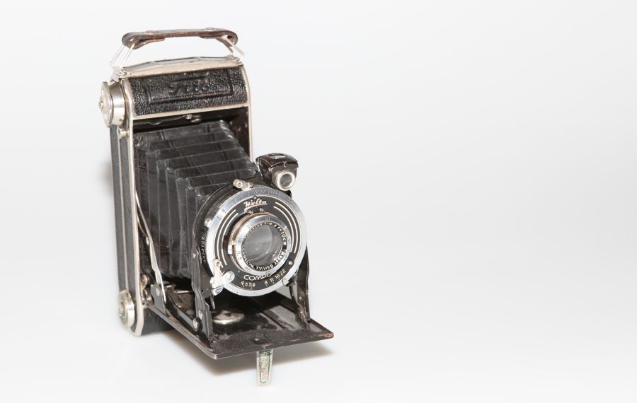 antiker Fotoapparat „Welta Compur“ mit fest eingebautem Objektiv