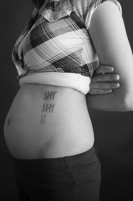 Babybauch Foto: Liste mit Schwangerschaftswochen