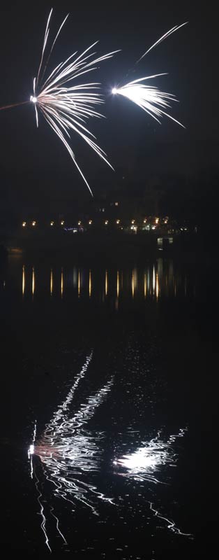 Feuerwerk mit Spiegelung im Wasser