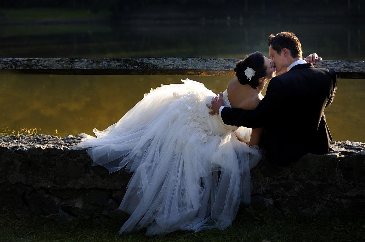 Hochzeitsfotografie: Brautpaar küsst sich