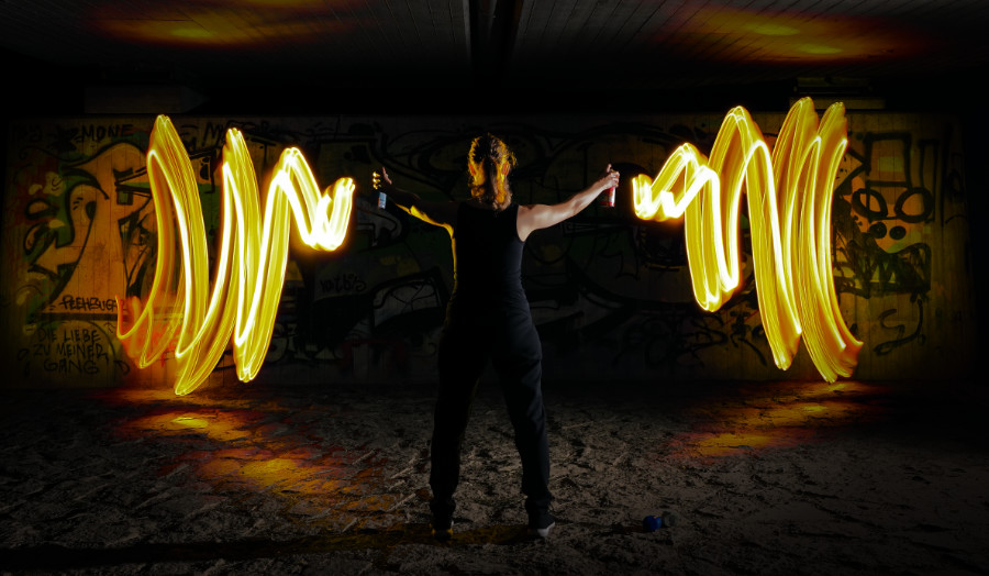 Lightpainting und Graffities: die Sprayerin in Aktion