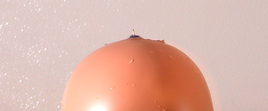 Wasserballon durch Reißzwecke zum Platzen animieren